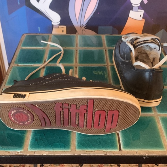 Woman’s black leather Fitflops sneaker in size 5. - Picture 3 of 5